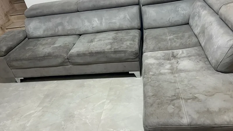 ספה נקייה ומטופחת בסלון מודרני