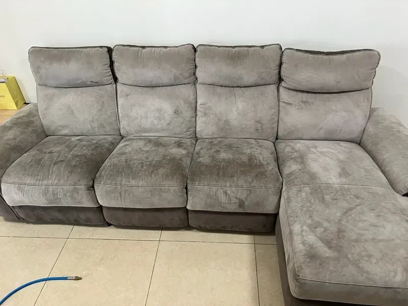 ספה מעור לפני ניקוי - קרועה ומלוכלכת
