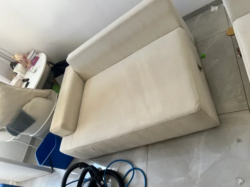 ספה נקייה ומרועננת לאחר ניקוי מקצועי